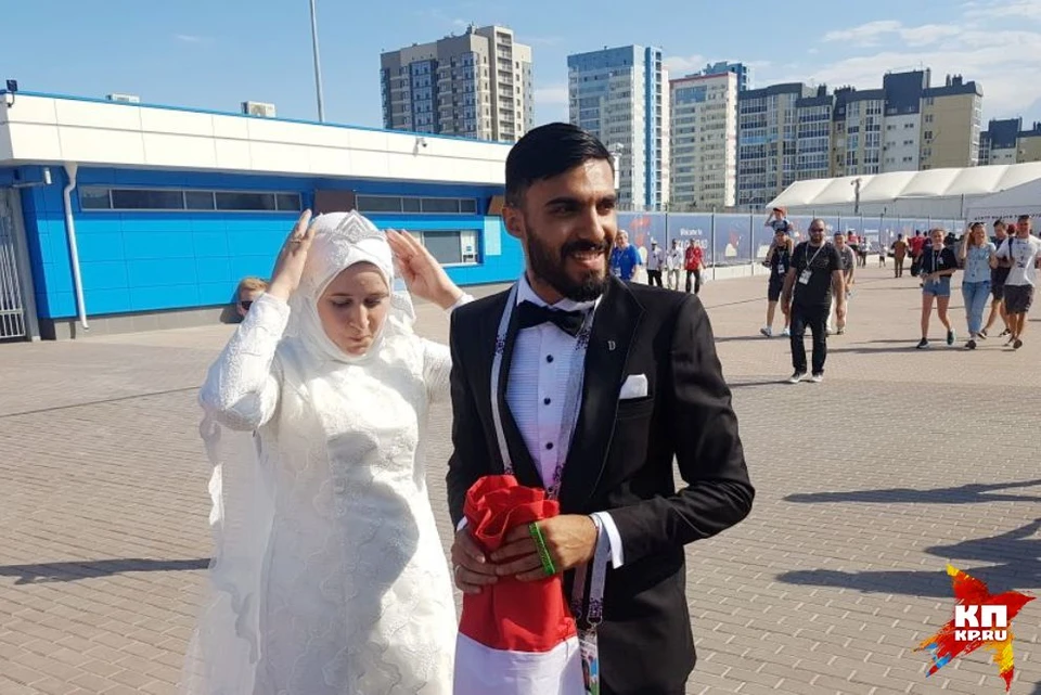 Пара египтян решила пожениться прямо на стадионе.