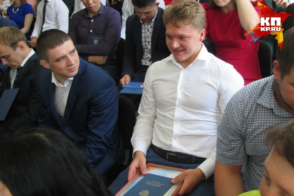 Кирилл Капризов получил диплом об окончании Новокузнецкого училища олимпийского резерва.