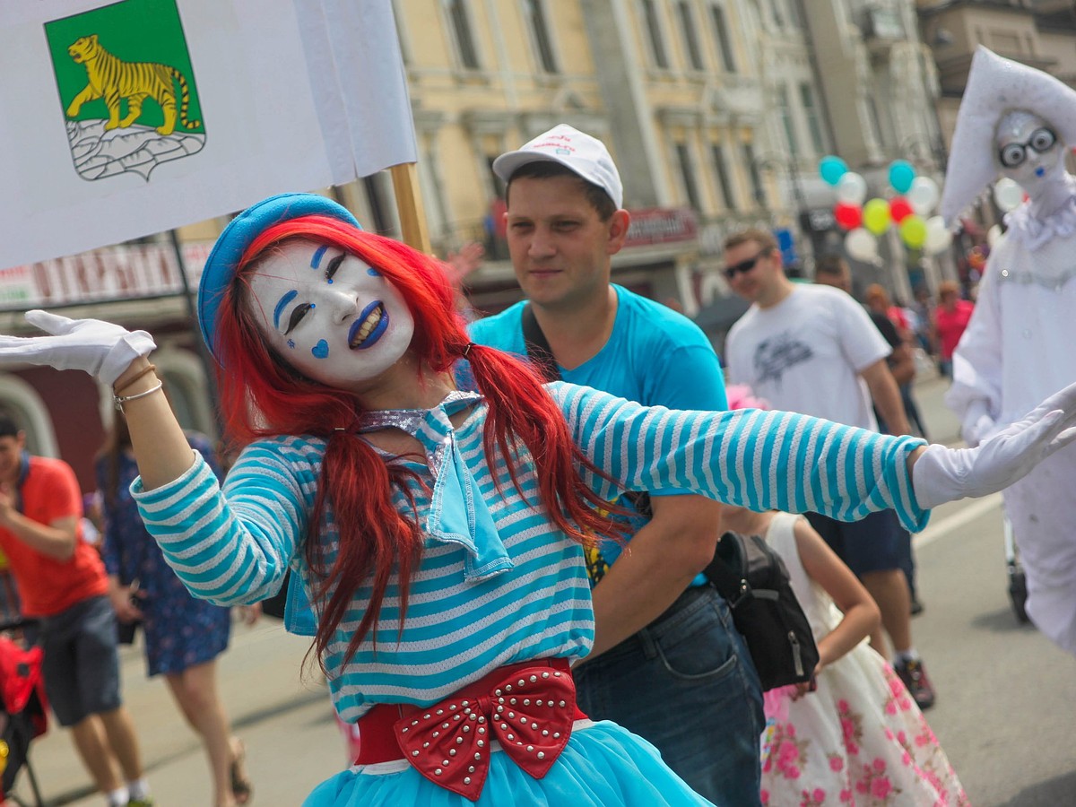 День города во Владивостоке 2018: танцы экскаваторов, многокилометровое  шествие и пенный концерт - KP.RU