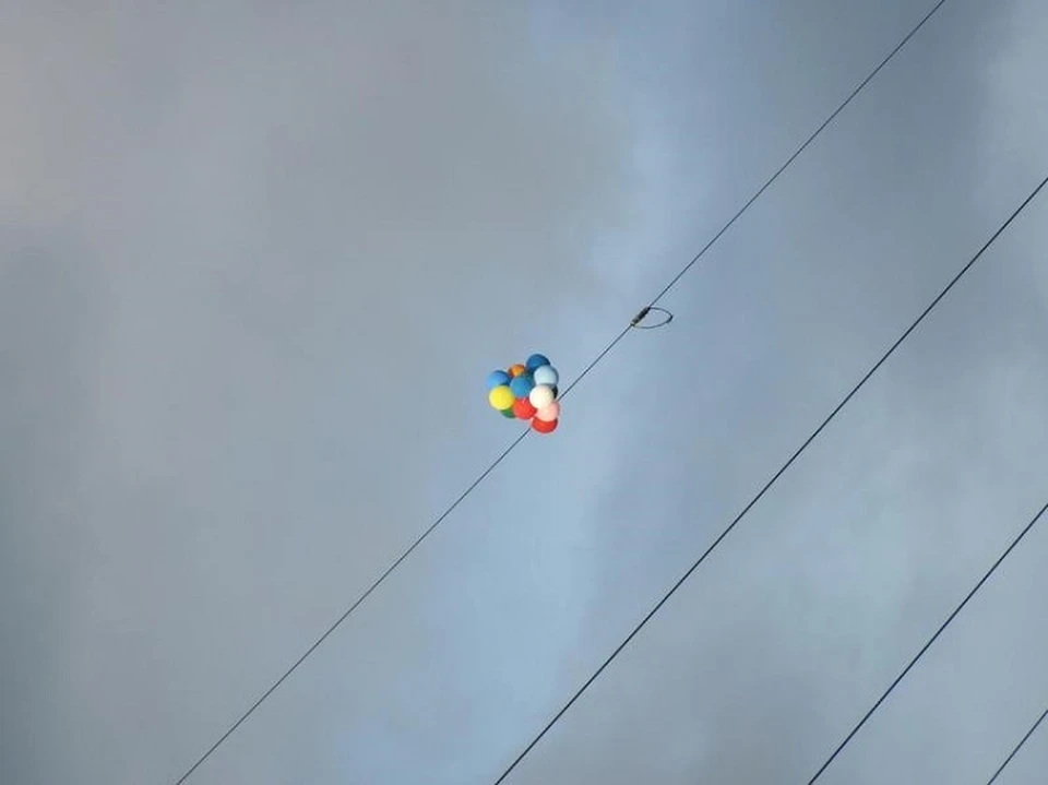 Белые шары на проводах. Шар на лэп. Шары на лэп. Красные шары на проводах. Шарики на проводах над дорогой.