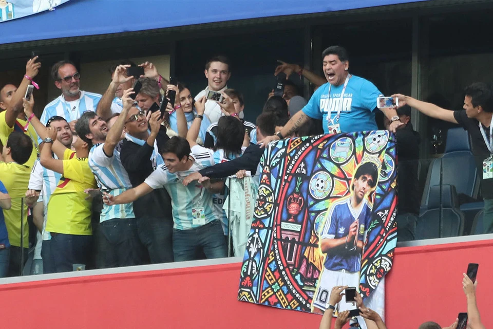 На стадионе «Санкт-Петербург» 27 июня Марадона с энтузиазмом болел за свою страну.