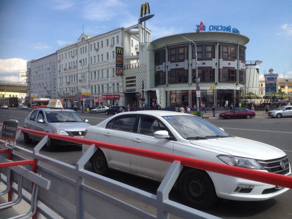 У Московского вокзала таксисты дежурят днем и ночью — ждут иностранных болельщиков