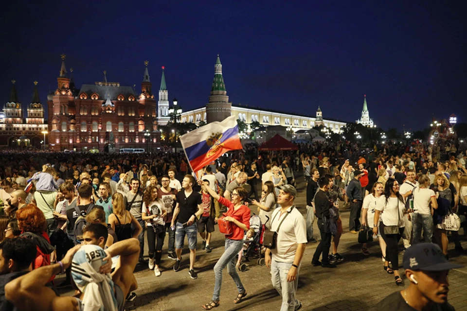 На улицах Москвы празднуют волевую победу национальной сборной