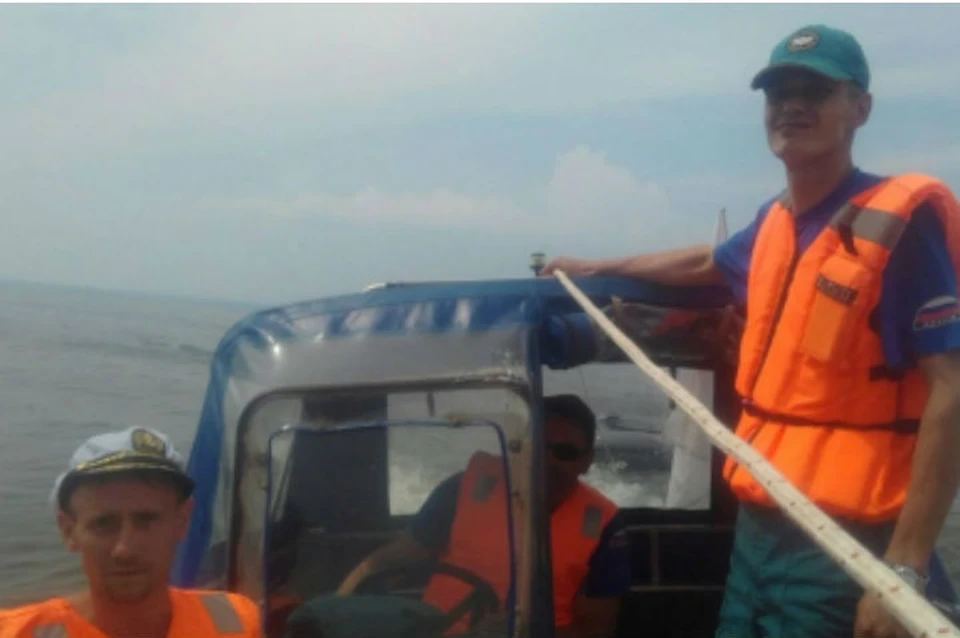 Инспекторы ГИМС спасли рыбака, попавшего в шторм на Братском водохранилище. Фото: ГУ МЧС России по Иркутской области.
