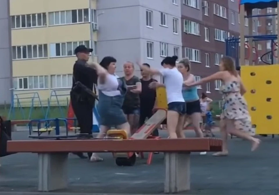 В Уфе пьяные матери устроили драку на детской площадке