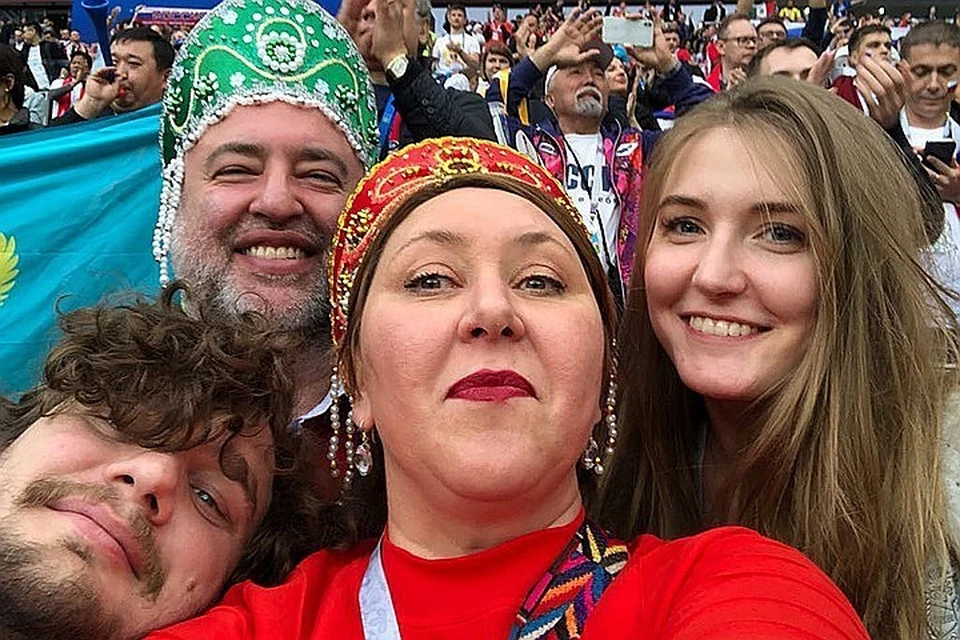 Дмитрий Гнатюк рассказал "Комсомольской правде", что с супругой Инной и племянником Юрием они съедят на стадионе "Фишт" больше, чем по одной сосиске