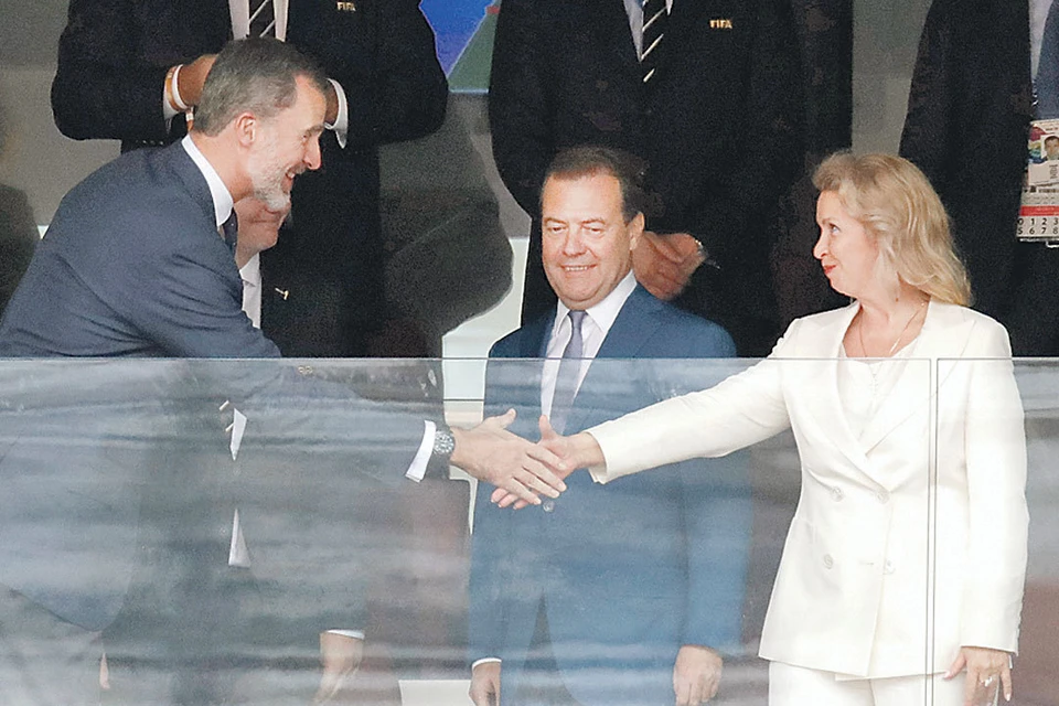Короли не все могут! Испанский монарх Филипп VI (слева) очень переживал за свою сборную в матче против России, но все равно его подданные вынуждены были отправиться домой. А сам король поздравлял премьер-министра РФ Дмитрия Медведева и его супругу.