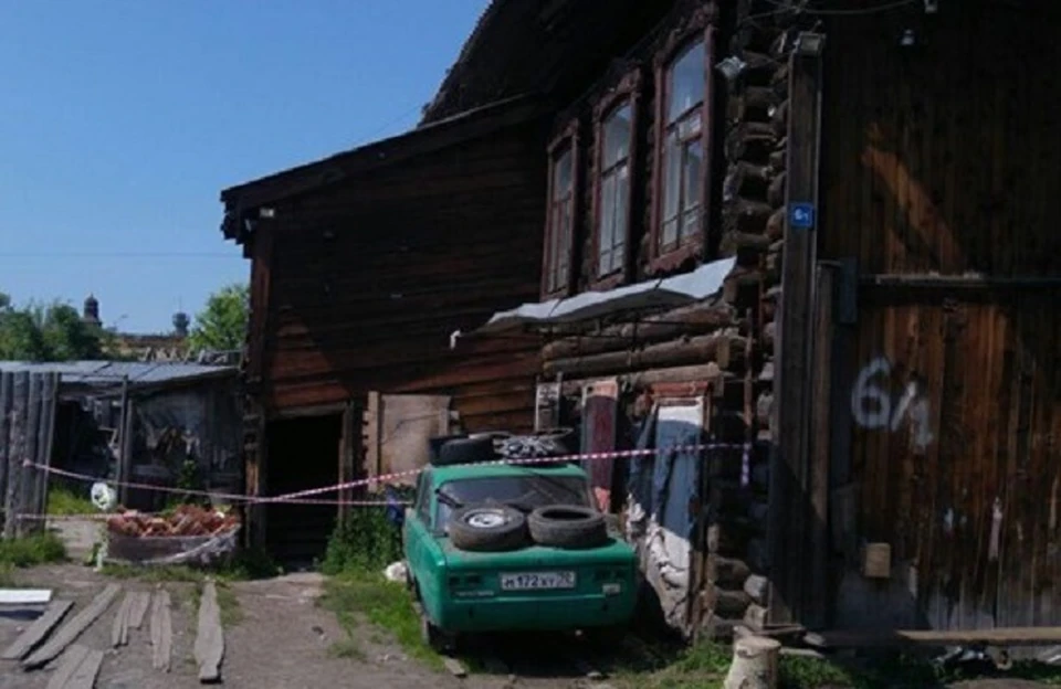 В доме сначала посыпались кирпичи, а затем провалилась печка. Фото: riatomsk.ru