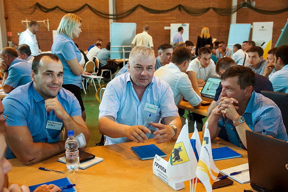 Леонид Кречин (в центре) с коллегами обсуждают инновации за круглым столом.