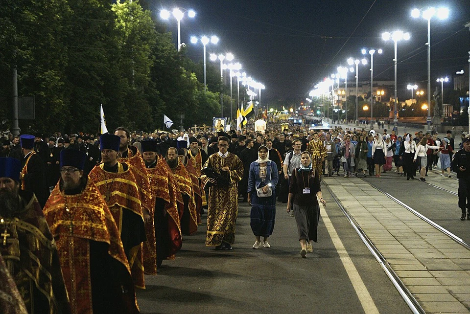 В Крестном ходе приняли участие тысячи паломников.
