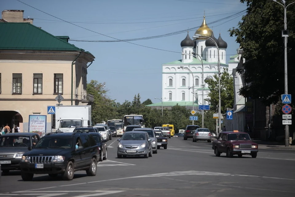 В Пскове в праздничные дни запретят движение машин по центральным улицам.