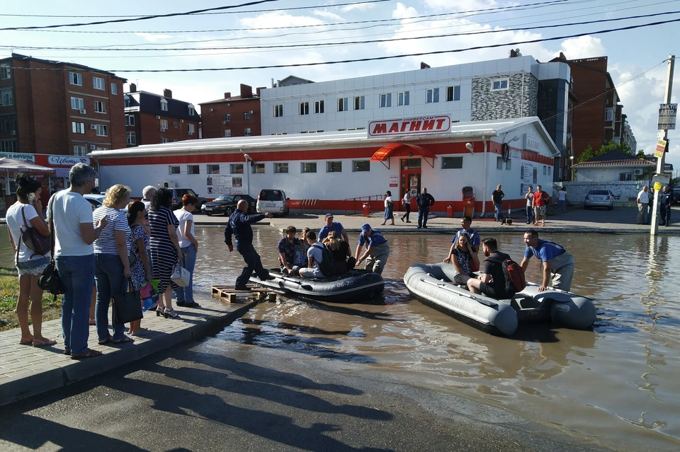 Утром 17 июля горожан перевозили через улицу Гомельскую на лодках