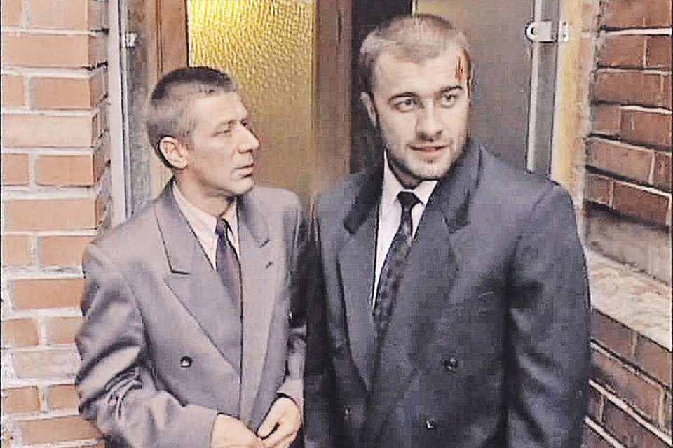 Лет 15 назад Леха Николаев, он же Михаил Пореченков, выглядел именно так (слева - Андрей Краско). Фото: Кадр из фильма