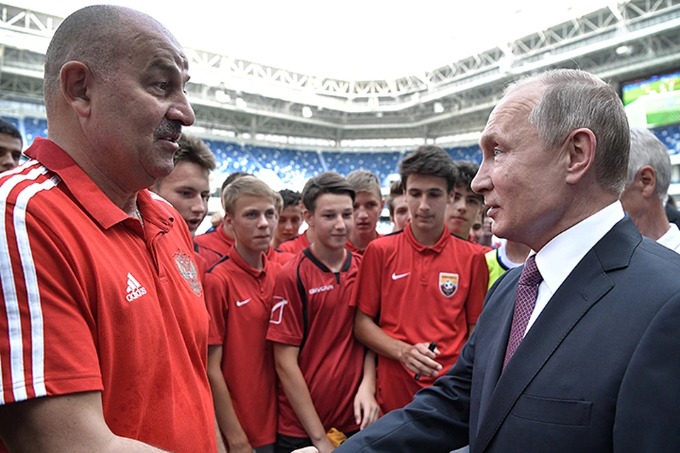 Владимир Путин, выйдя к кромке поля, обнял Черчесова и поблагодарил за нашу сборную на мундиале
