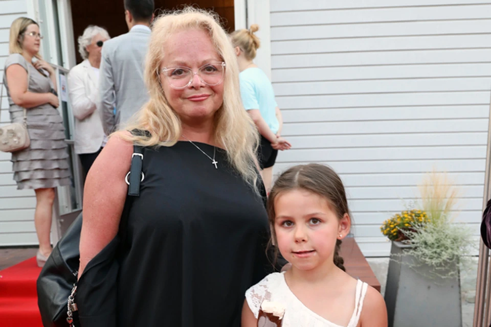 Лариса Долина проводит летние каникулы с 6-летней внучкой Сашей