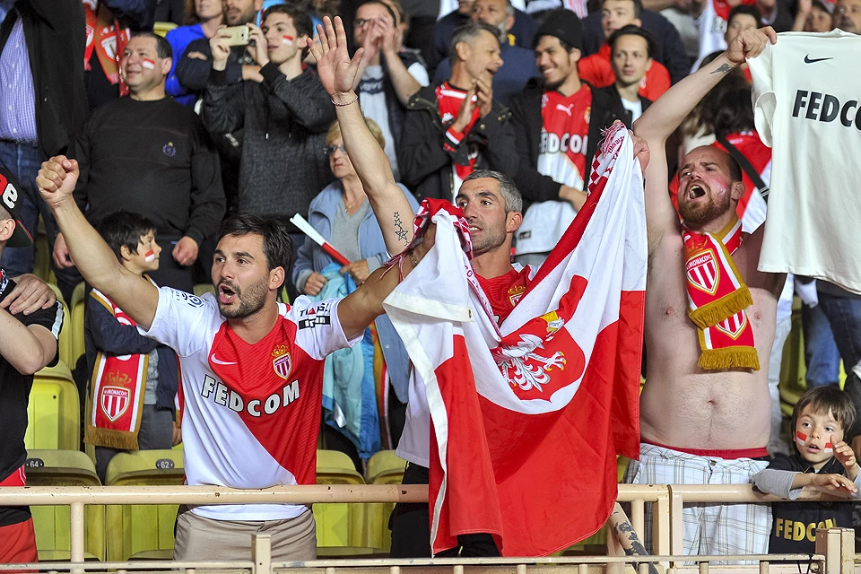 Болельщики футбольного клуба "Монако" на трибунах.