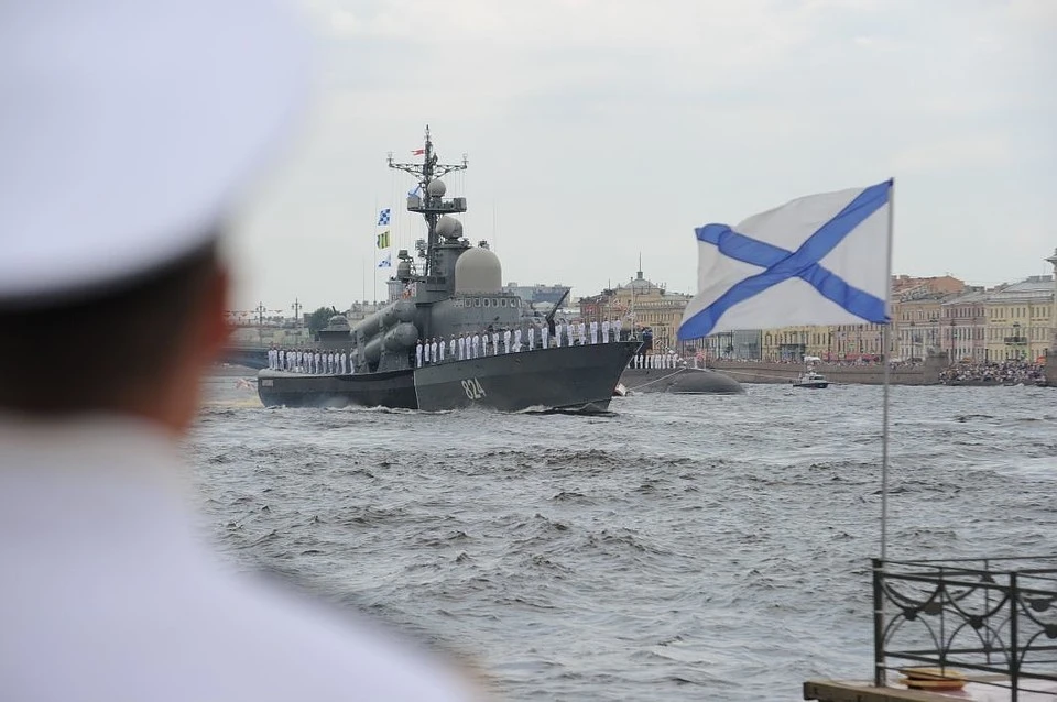 Главный военный парад в честь Дня ВМФ проходит в Санкт-Петербурге