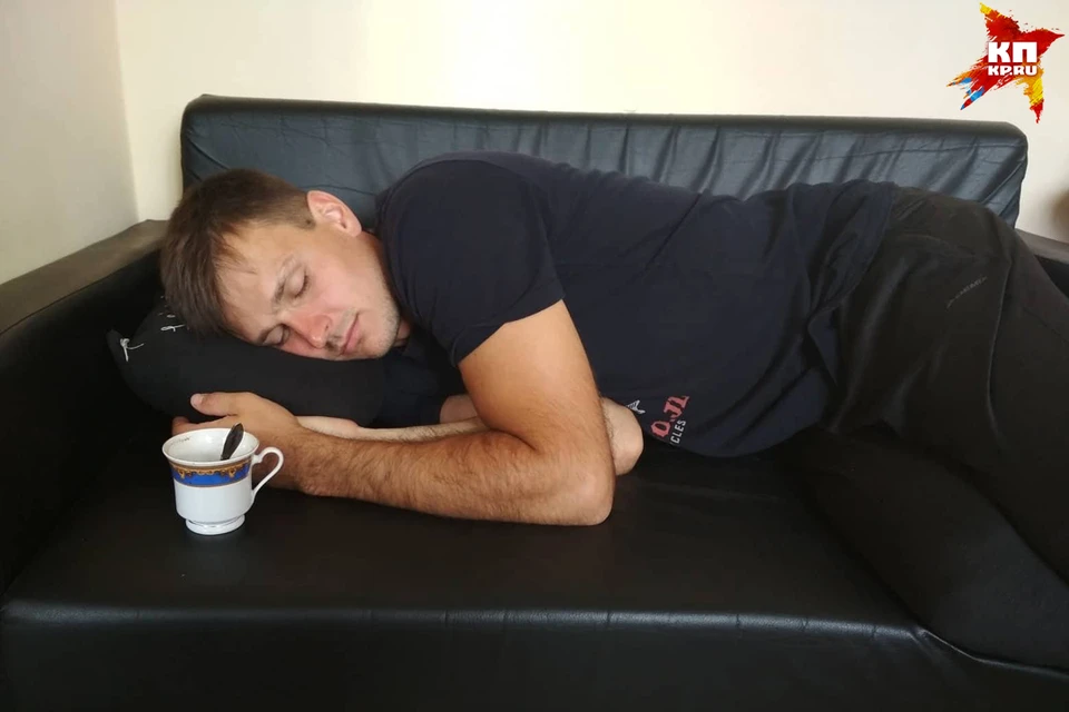 Иван Олексюк поспал в обед на офисном диванчике