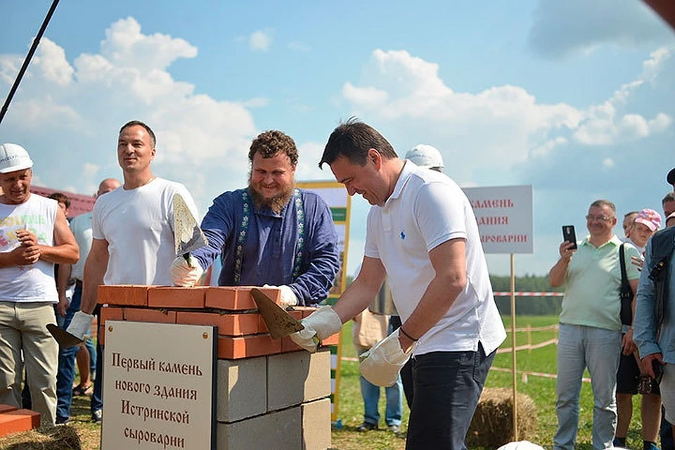 Губернатор Московской области Андрей Воробьев заложил первый камень в новую сыроварню. Фото: предоставлено огранизаторами