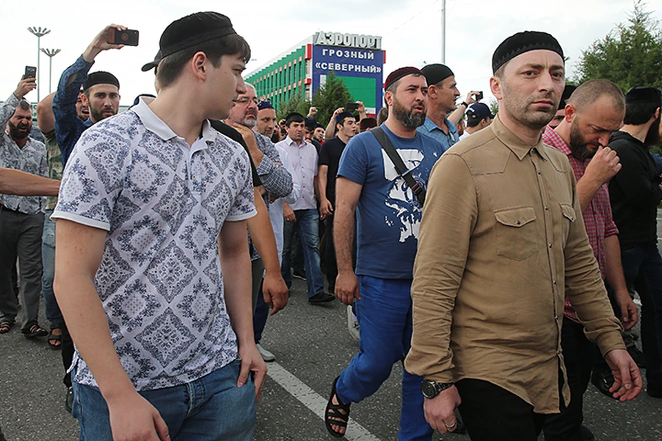 Жители республики три дня шли к дому Юсупа Темирханова, чтобы выразить соболезнование его семье. Фото: Елена Афонина/ТАСС