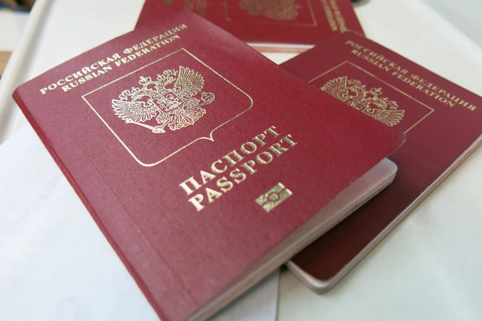 Наш соотечественник получал банковские карты в Калининграде по загранпаспорту последние шесть лет без каких-либо проблем.