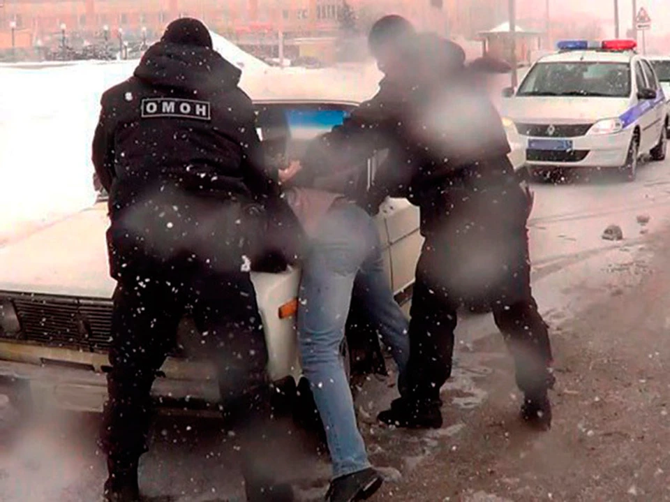 После третьей неудачной попытки подорвать банкомат мужчину задержали полицейские и бойцы Росгвардии. Фото: с сайта УМВД России по Белгородской области.