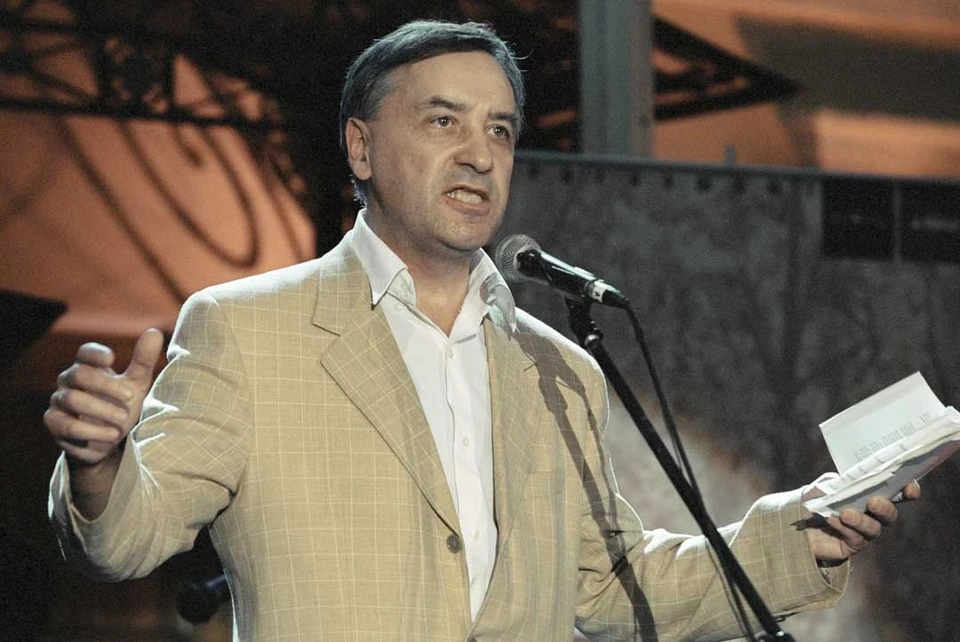 Поэт Николай Зиновьев выступает на литературном вечере. 2003 год.