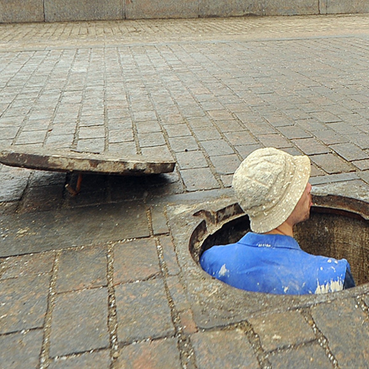 Горе люковое: кто и зачем ворует в Москве колодезные крышки - KP.RU