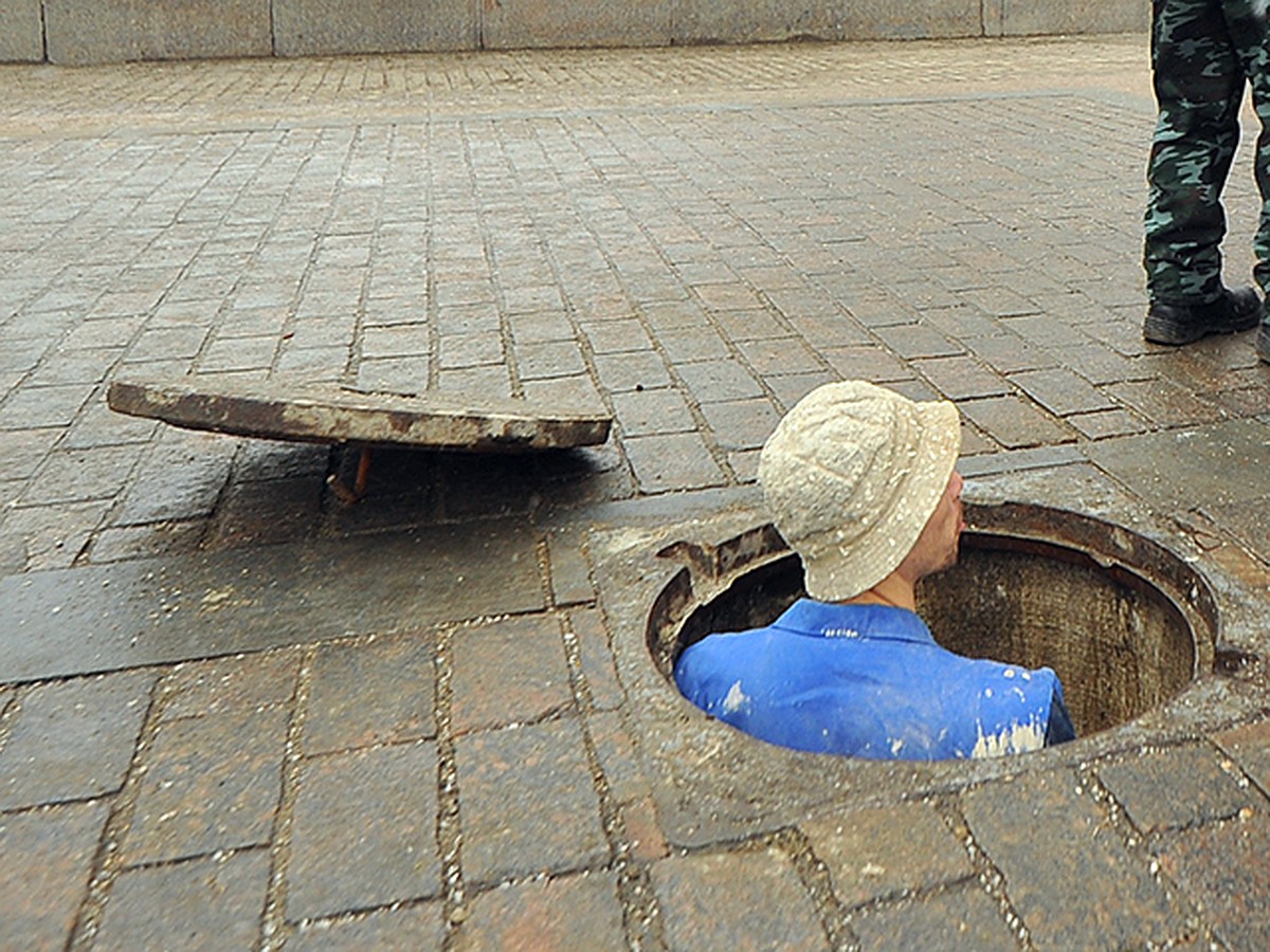 Горе люковое: кто и зачем ворует в Москве колодезные крышки - KP.RU