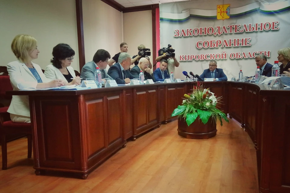 На совещании депутатов ОЗС обсуждались вопросы по работе законодательного собрания Кировской области во втором полугодии 2018 года.