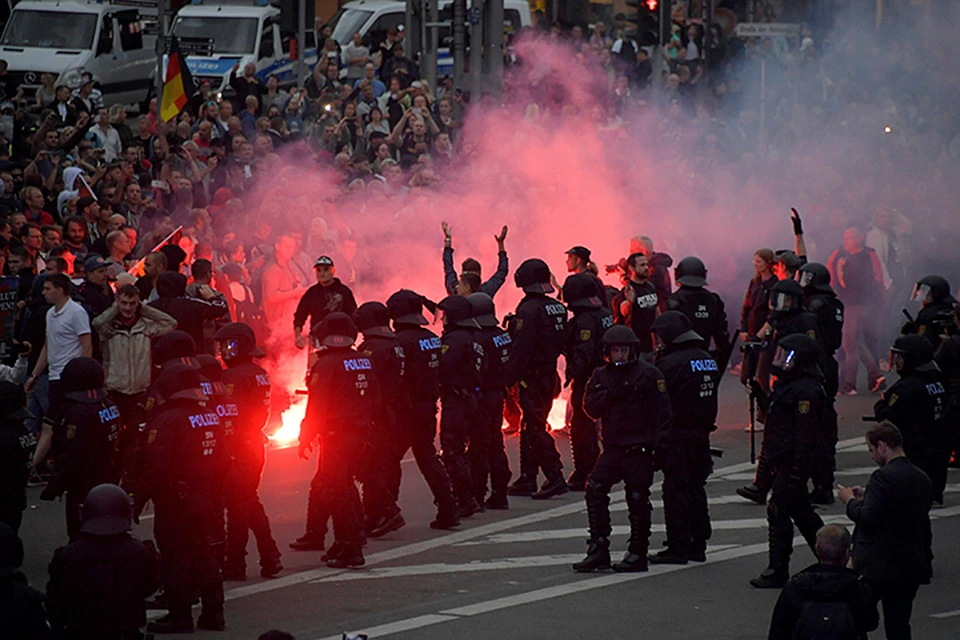Среди демонстрантов попадались ультраправые футбольные фанаты, но большинство — обычные коренные немцы