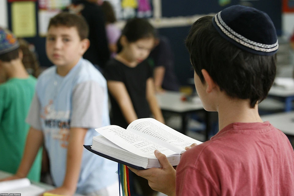 Утренняя молитва в одной из школ Израиля.
