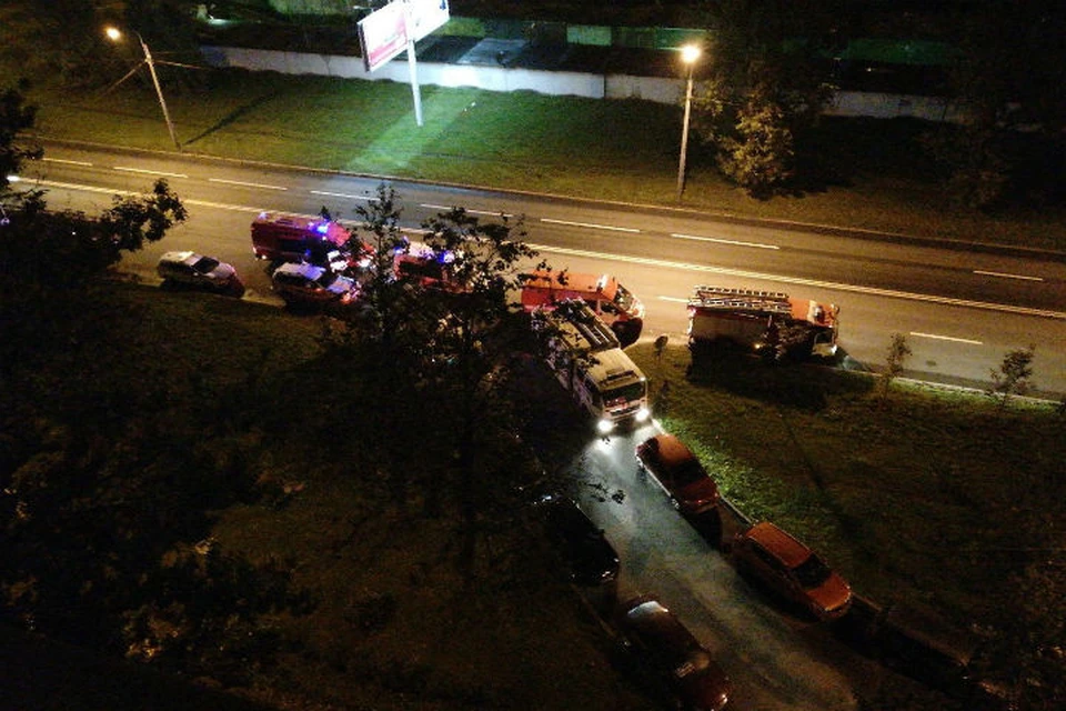 К месту ЧП примчали семь пожарных машин. Фото: "ДТП и ЧП | Санкт-Петербург" ВКонтакте