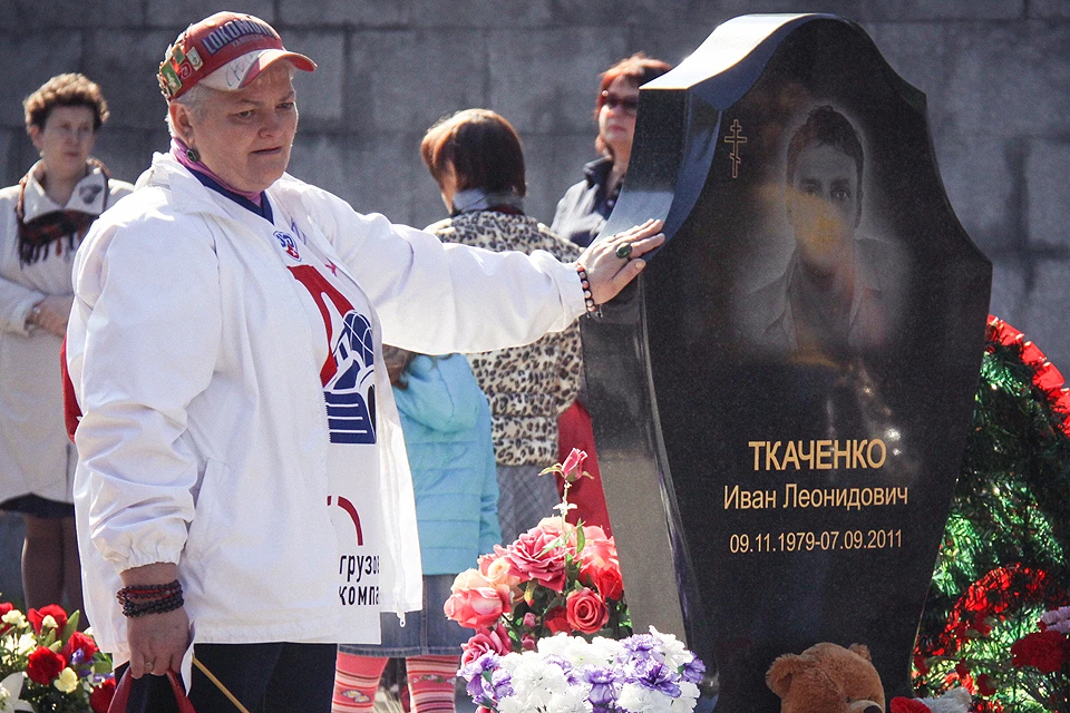 У могилы хоккеиста "Локомотива" Ивана Ткаченко.