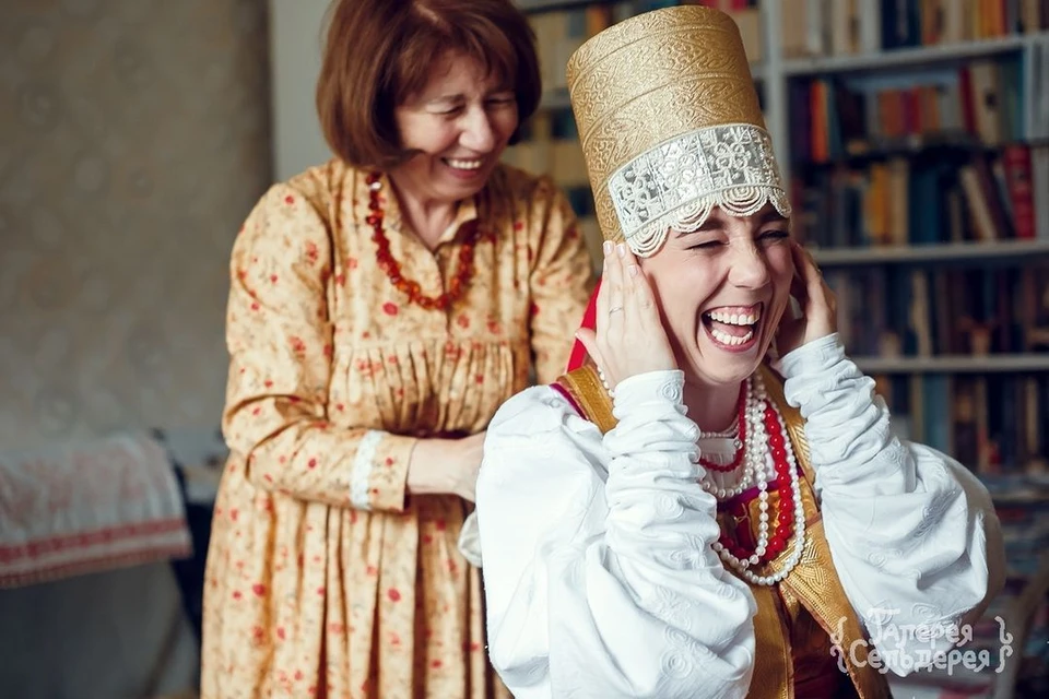 Под венцом повязка – носить такое целый день испытание не для слабонервных. Фото: Надежда Семченко