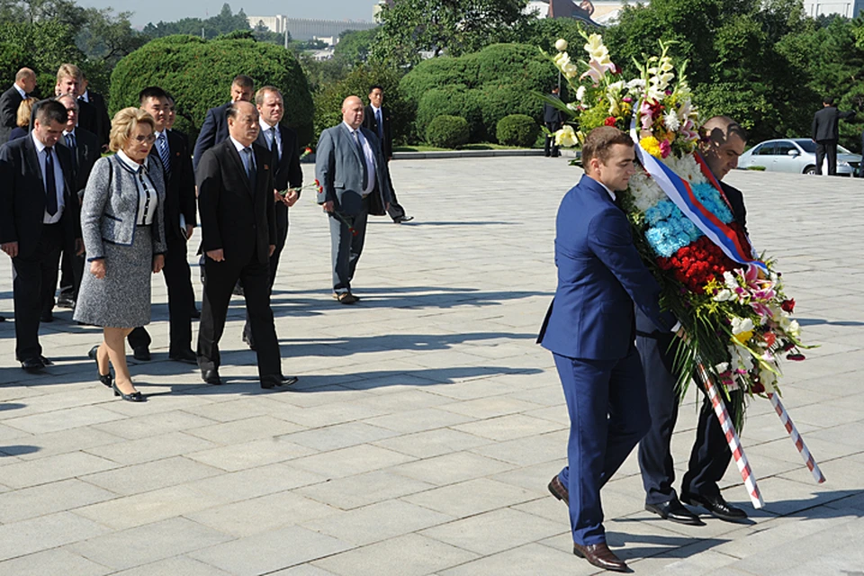 Валентина Матвиенко возложила цветы к статуям Ким Ир Сена и Ким Чен Ира
