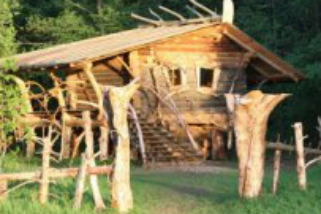 Теперь же Кикимора не просто своенравный сказочный болотный дух, а желанный гость на многих праздниках и мероприятиях. Фото: vk.com/kikimora_vyatskaya