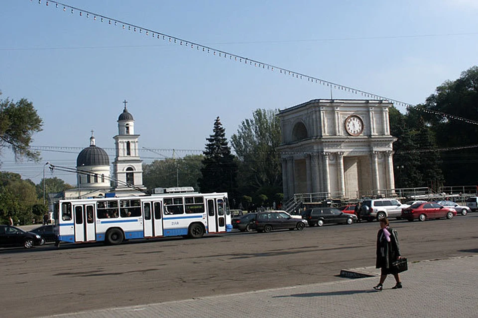 Может, каждому из жителей Молдовы - по отдельной главной площади Кишинева!