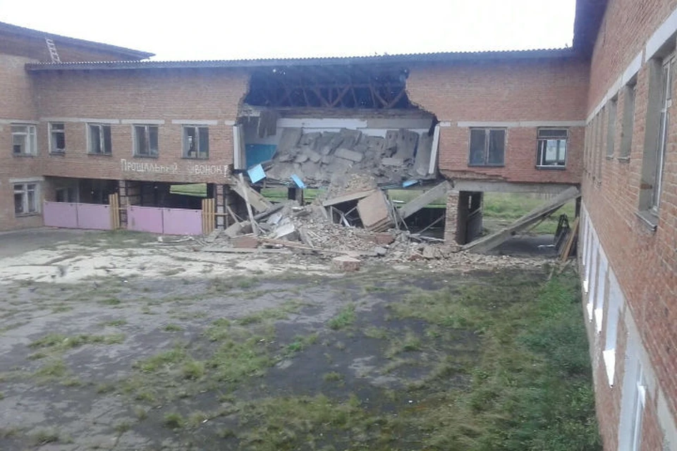 Часть здания школы обрушилась в поселке Иркутской области: учеников переведут в соседнее село. Фото: соцсети