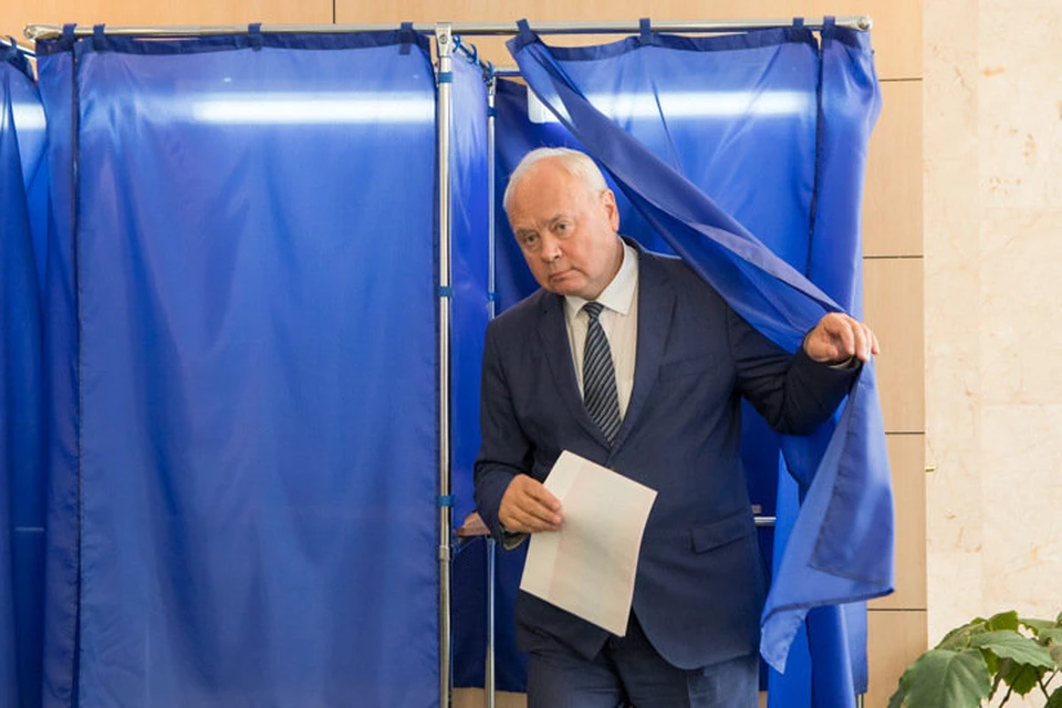 Одним из первых в Единый день голосования на участок пришел спикер Курултая предыдущего созыва Константин Толкачев