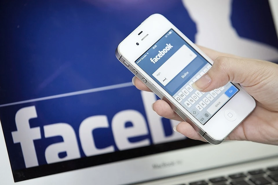 Facebook начал проверять фото и видео пользователей на достоверность
