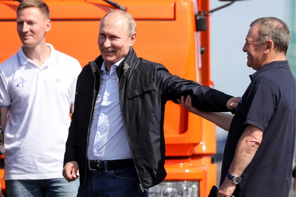Владимир Путин и Аркадий Ротенберг на Крымском мосту. Фото: Сергей Бобылев/ТАСС
