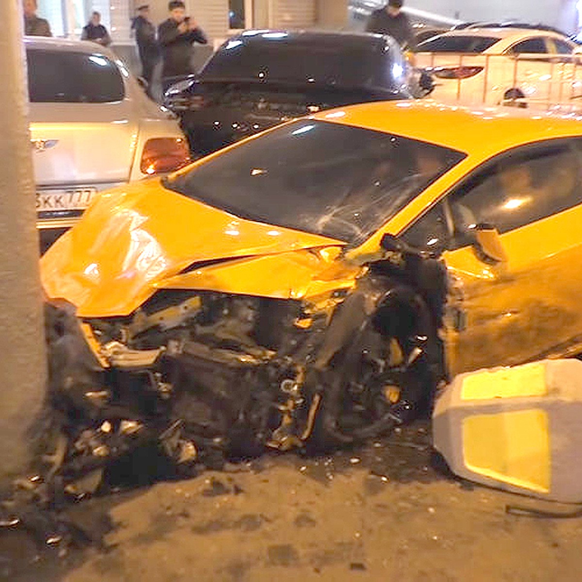 В центре Москвы спорткар Lamborghini после аварии вылетел на тротуар и помял  еще несколько машин - KP.RU