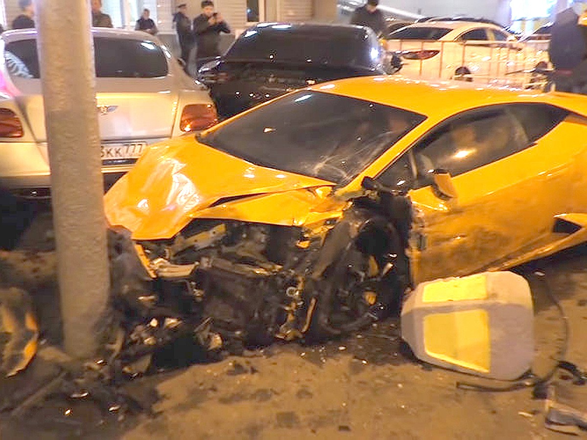 В центре Москвы спорткар Lamborghini после аварии вылетел на тротуар и  помял еще несколько машин - KP.RU