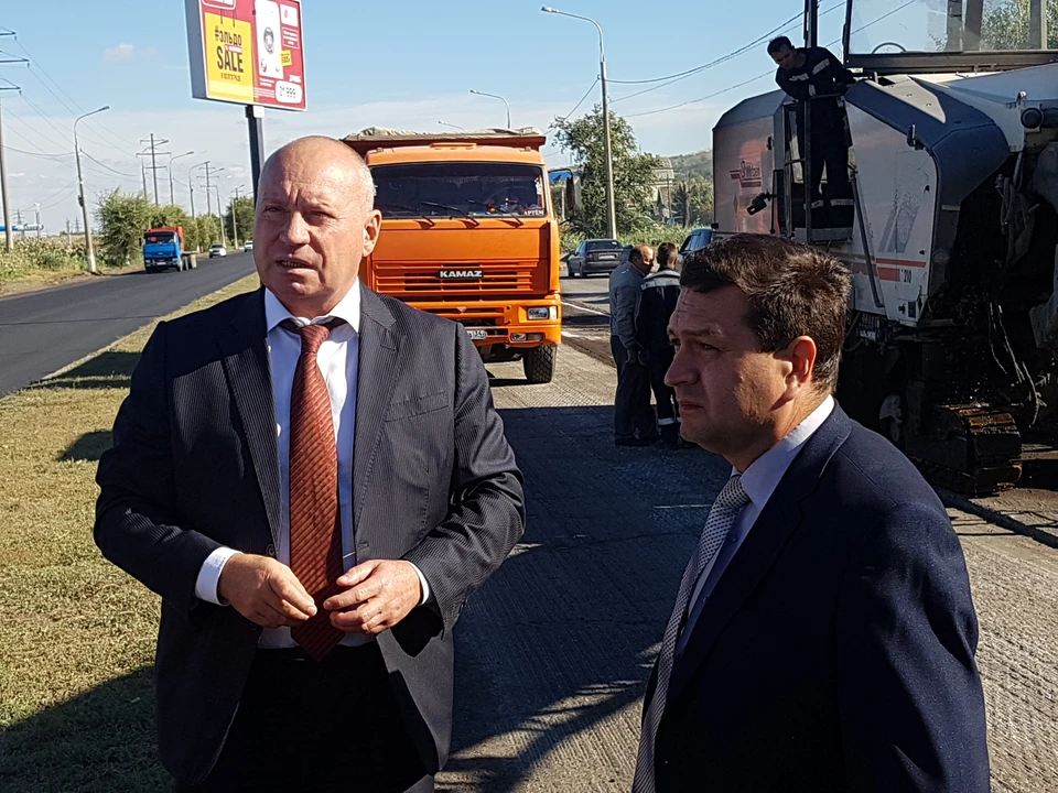 Виталий Лихачев и Виталий Земцов приехали посмотреть, как ремонтирует дорогу Виталий Попов.