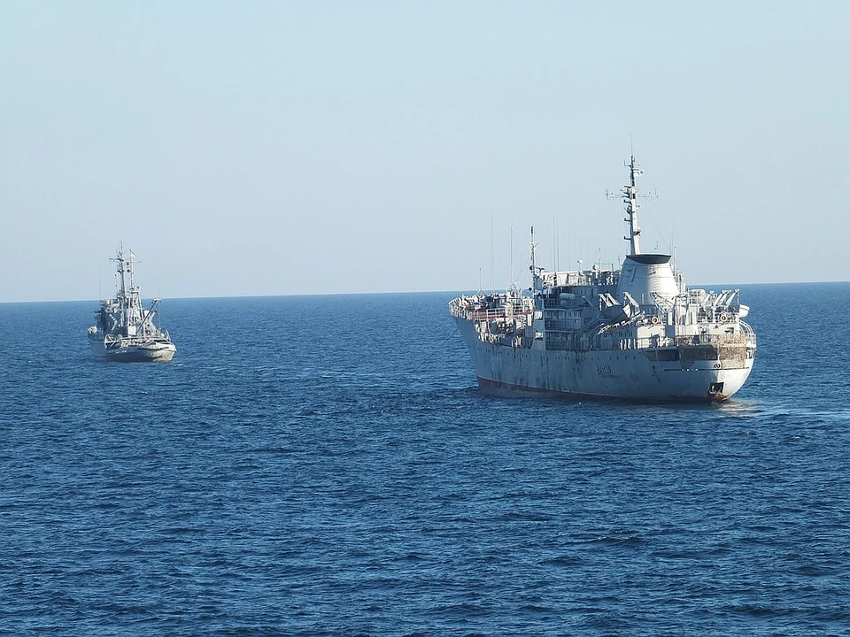 Украинские корабли идут по морю близ Крыма. Фото: пресс-служба ПУ ФСБ по РК