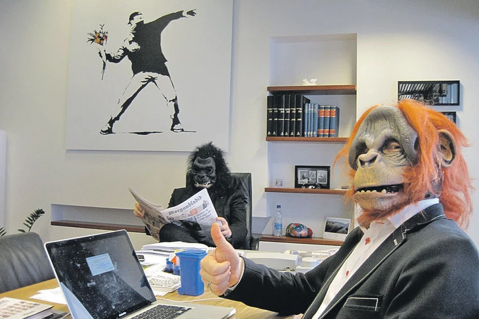 Экстравагантный мэр предпочитал решать проблемы исландской столицы в обезьяньей маске. И подчиненных к этому приучил. Фото: facebook.com