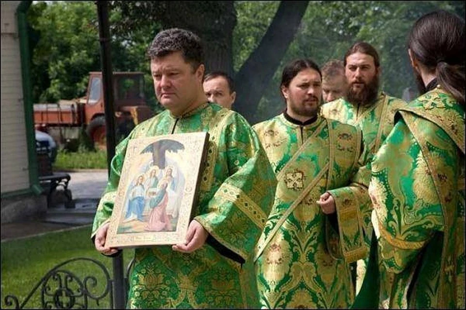 Снимок сделан в 2009 году. Тогда его, как прихожанина Свято-Троицкого Ионинского монастыря, благословили на праздник одеть стихарь и нести праздничную икону на праздник Троицы