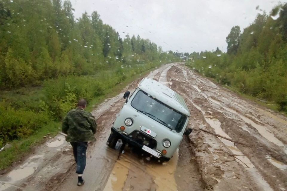 Дорогу Опарино - Маромица размыло дождями. Фото: Егор СМЕТАННИКОВ