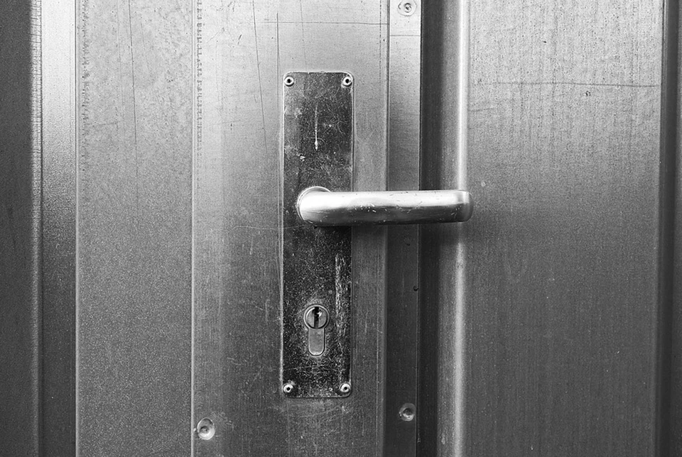 «Умер сосед, и в подъезде появилась «нехорошая» квартира…» - KP.RU